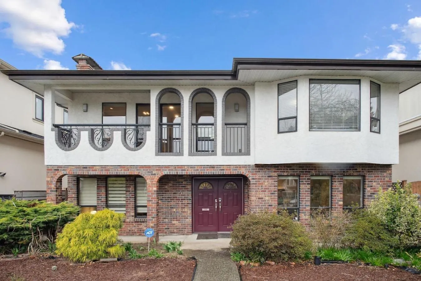 Large Multi-Family Retreat With 2 Car Garage Villa Vancouver Canada