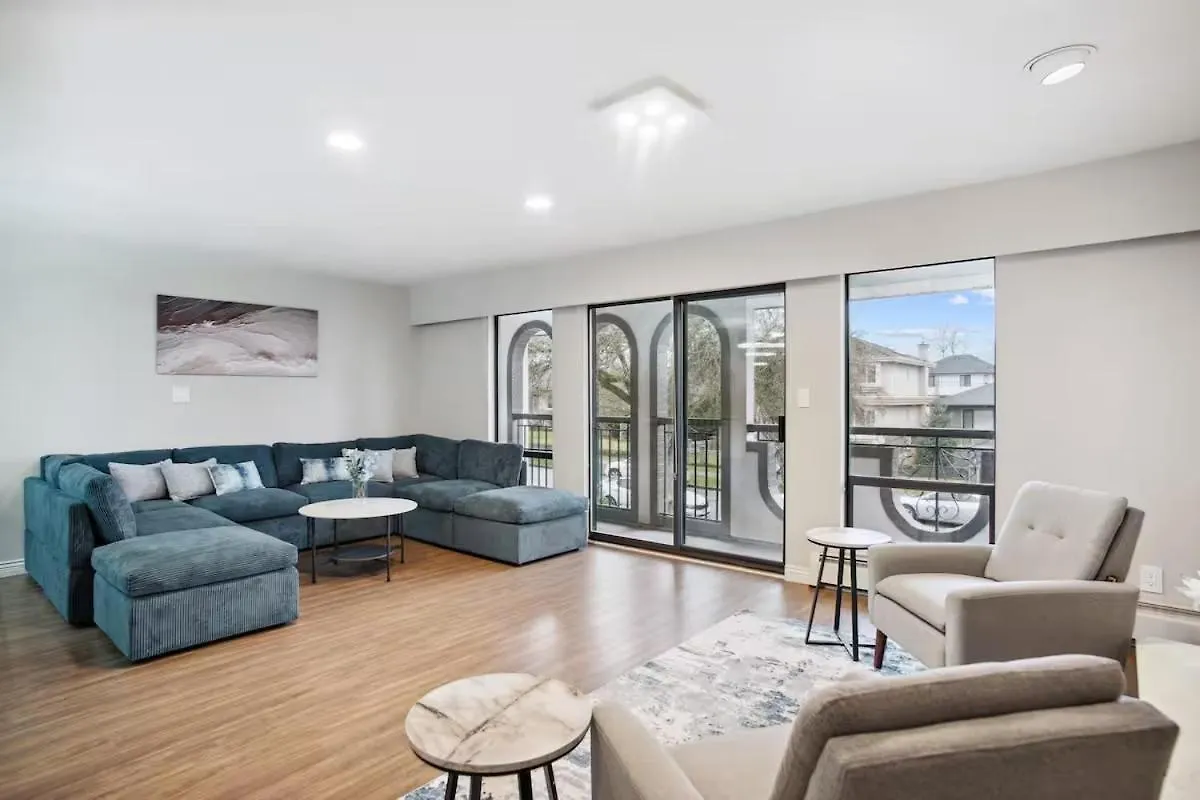 Large Multi-Family Retreat With 2 Car Garage Villa Vancouver